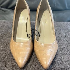 Marc fisher 3 inch heel nude snakeskin size 8 1/2